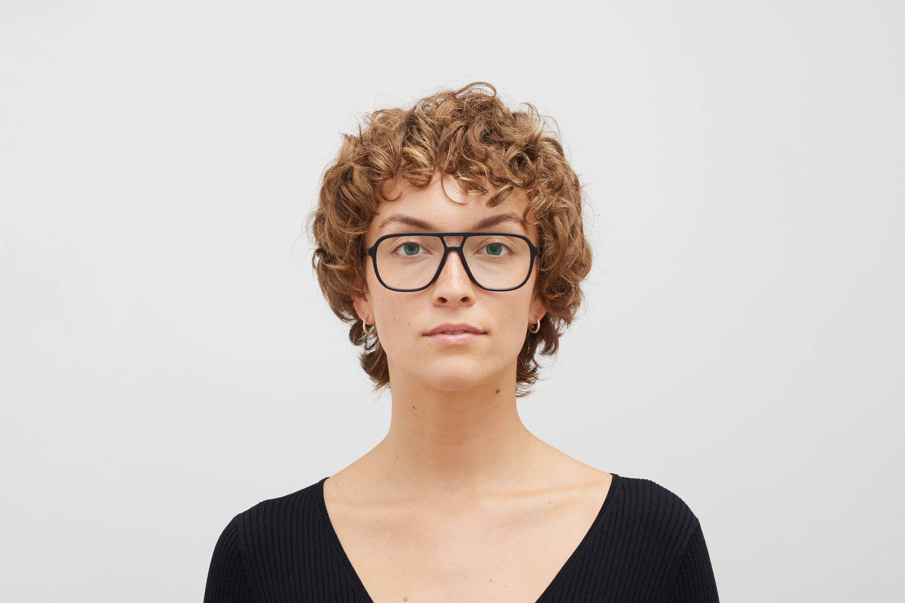 Model nosi Mykita Kami naočare, mlečno tamnoplave