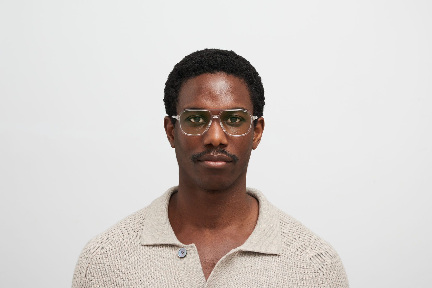 Model nosi Mykita Kami naočare, providne