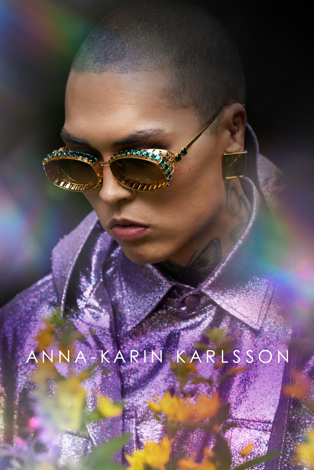 Model sa ukrašenim Anna-Karin Karlsson okvirima u kampanjskom portretu
