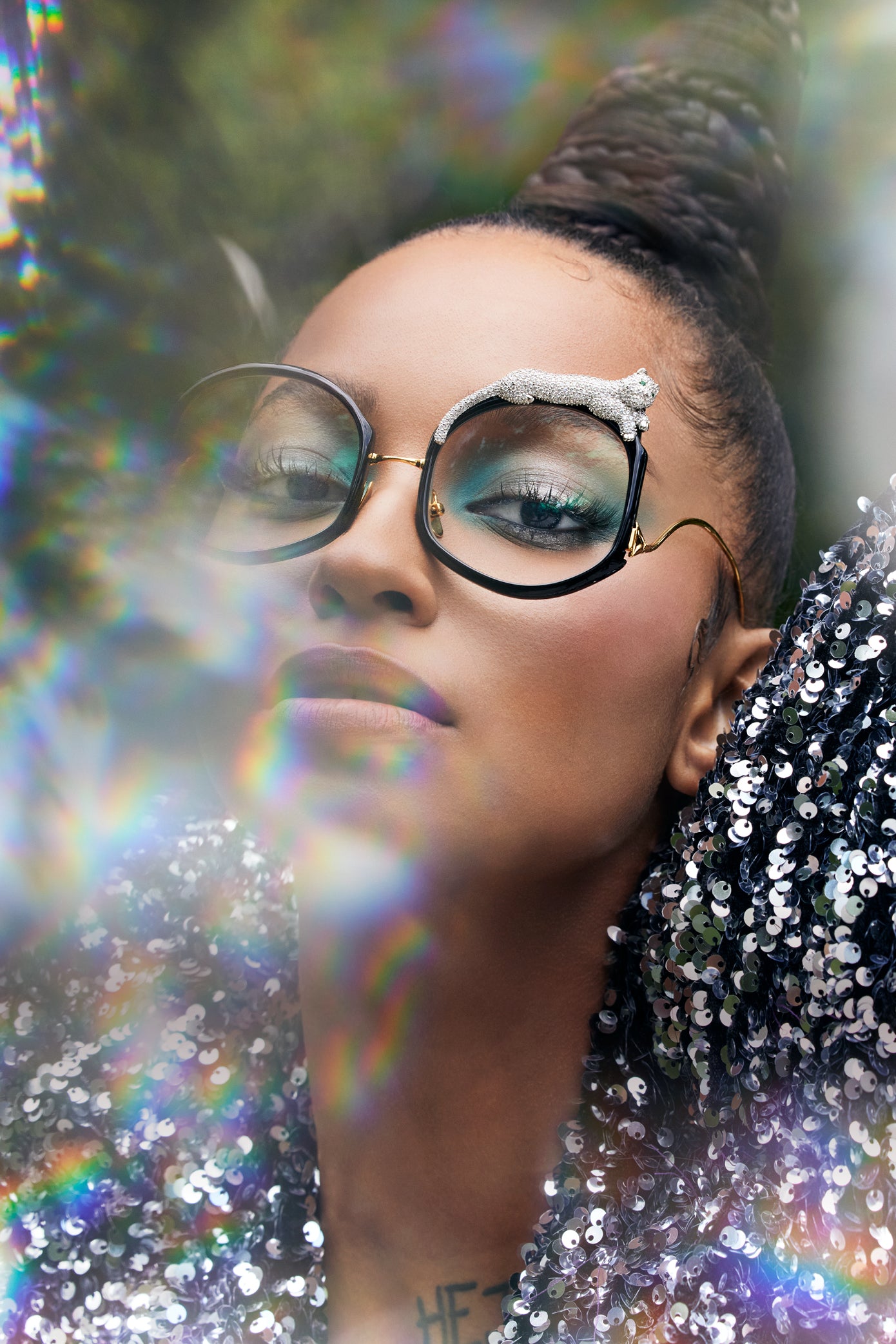 Anna-Karin Karlsson kampanja, model sa ukrašenim okvirom i prizmatičnim svetlom