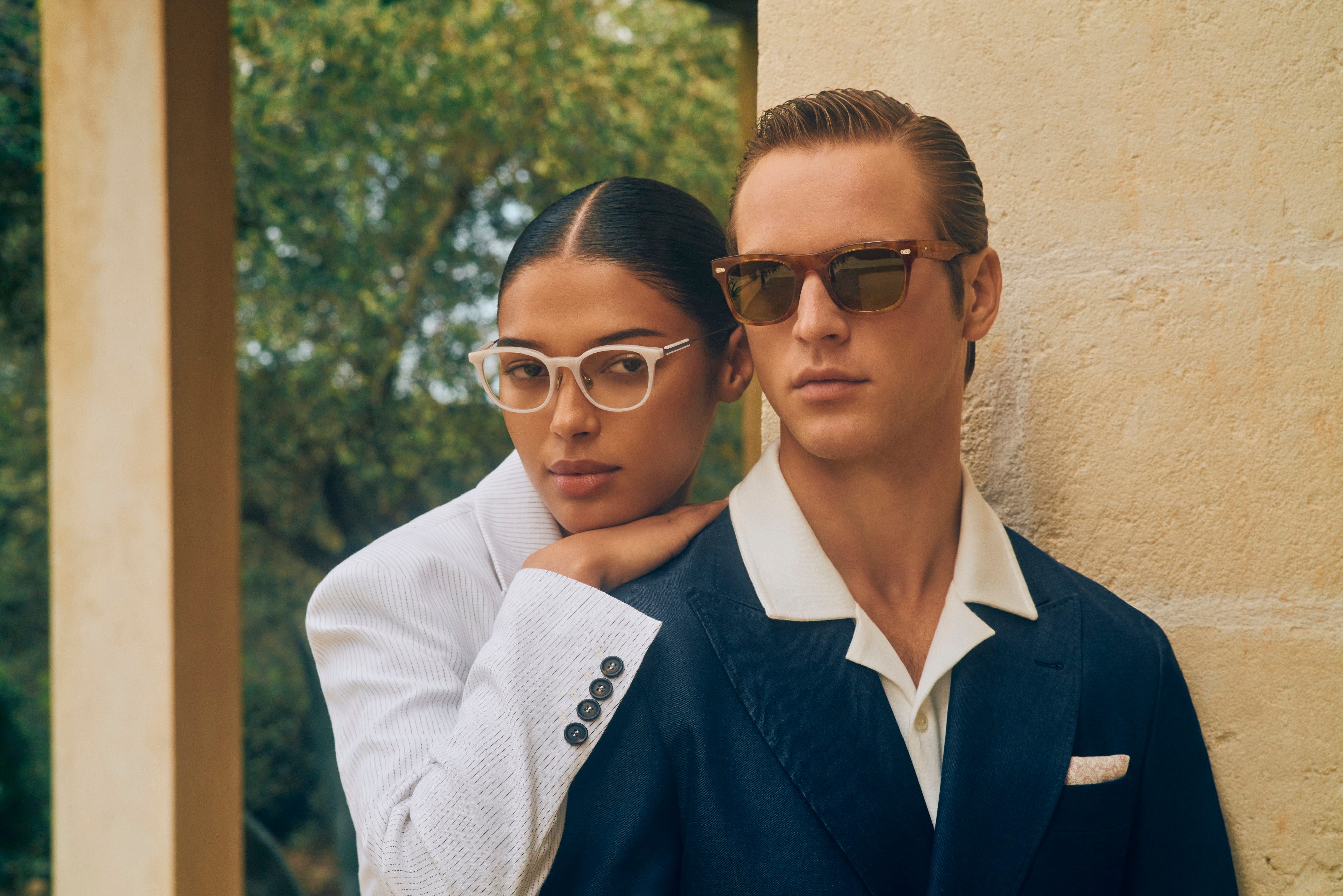 Dva modela u Brunello Cucinelli eyewear kampanji uz kameni zid