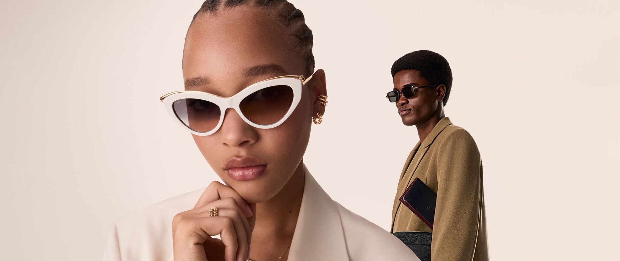 Dva modela sa Cartier sunčanim naočarima u svetlom kampanjskom kadru