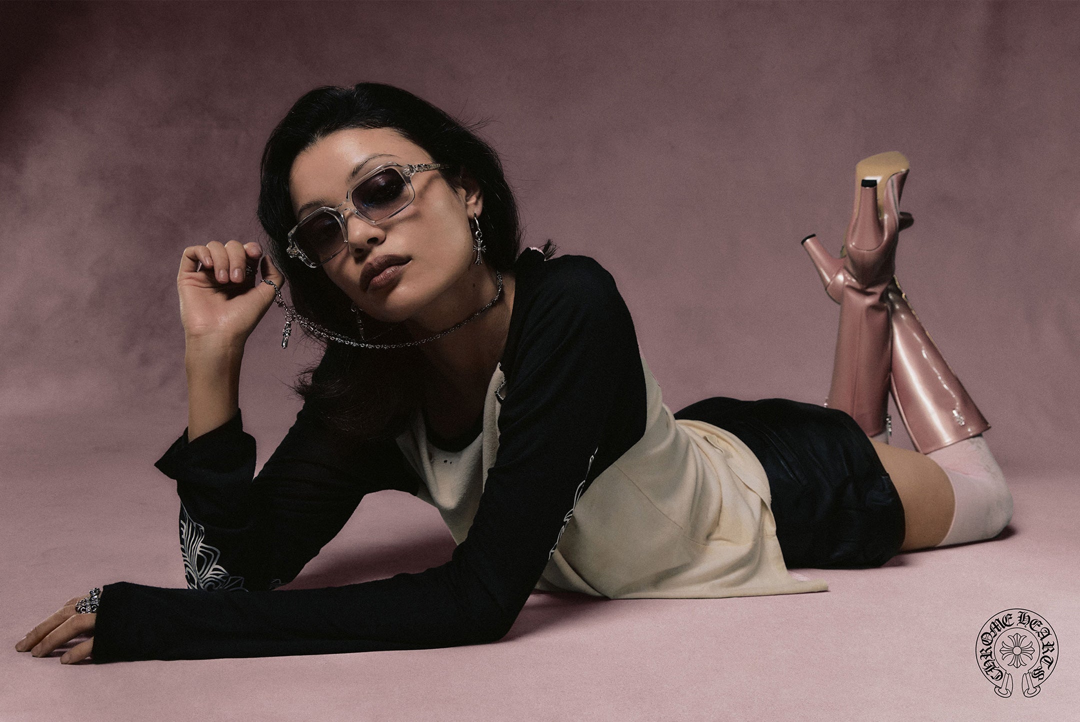 Model sa Chrome Hearts naočarima u kampanjskom kadru
