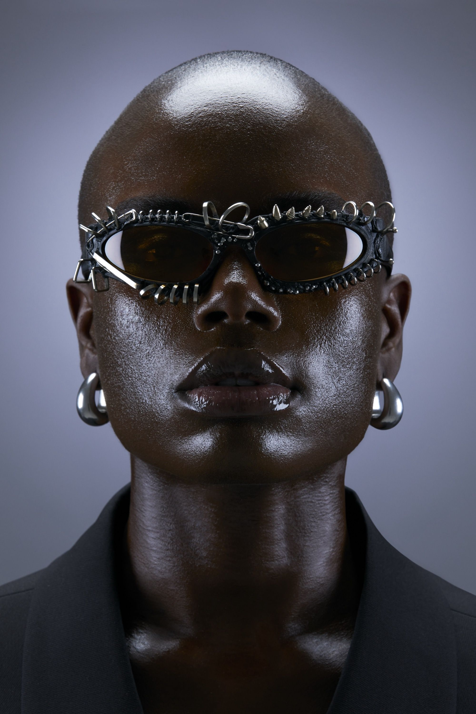 Sandra Mujinga sa Kuboraum E21 Crossover okvirom, frontalni portret