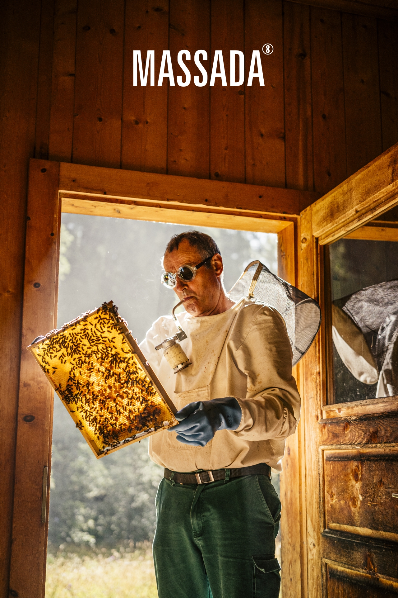 MASSADA HONEY kampanja, model sa naočarima u pčelarskom ambijentu
