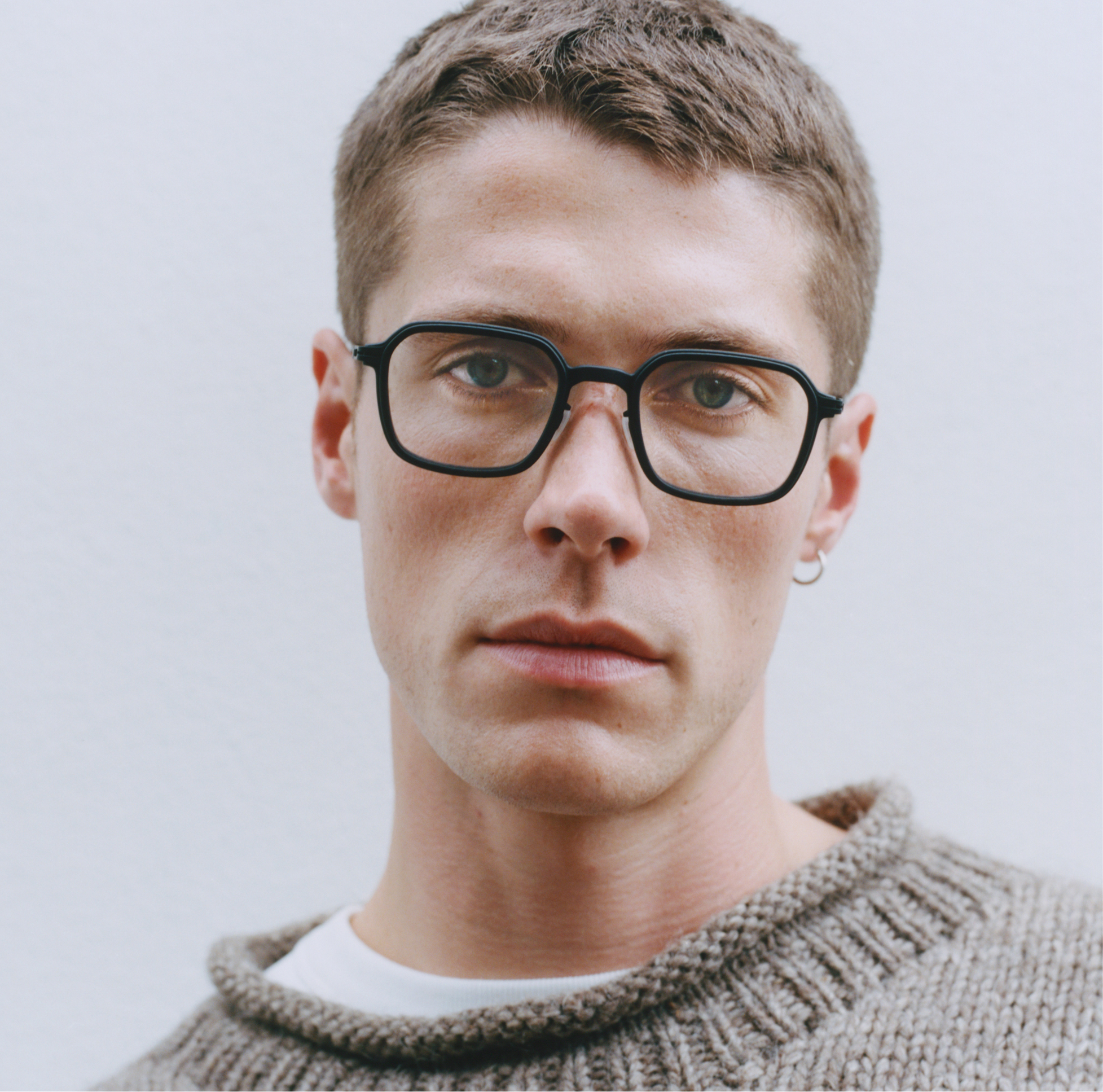 MYKITA kampanjski portret sa crnim dioptrijskim okvirom