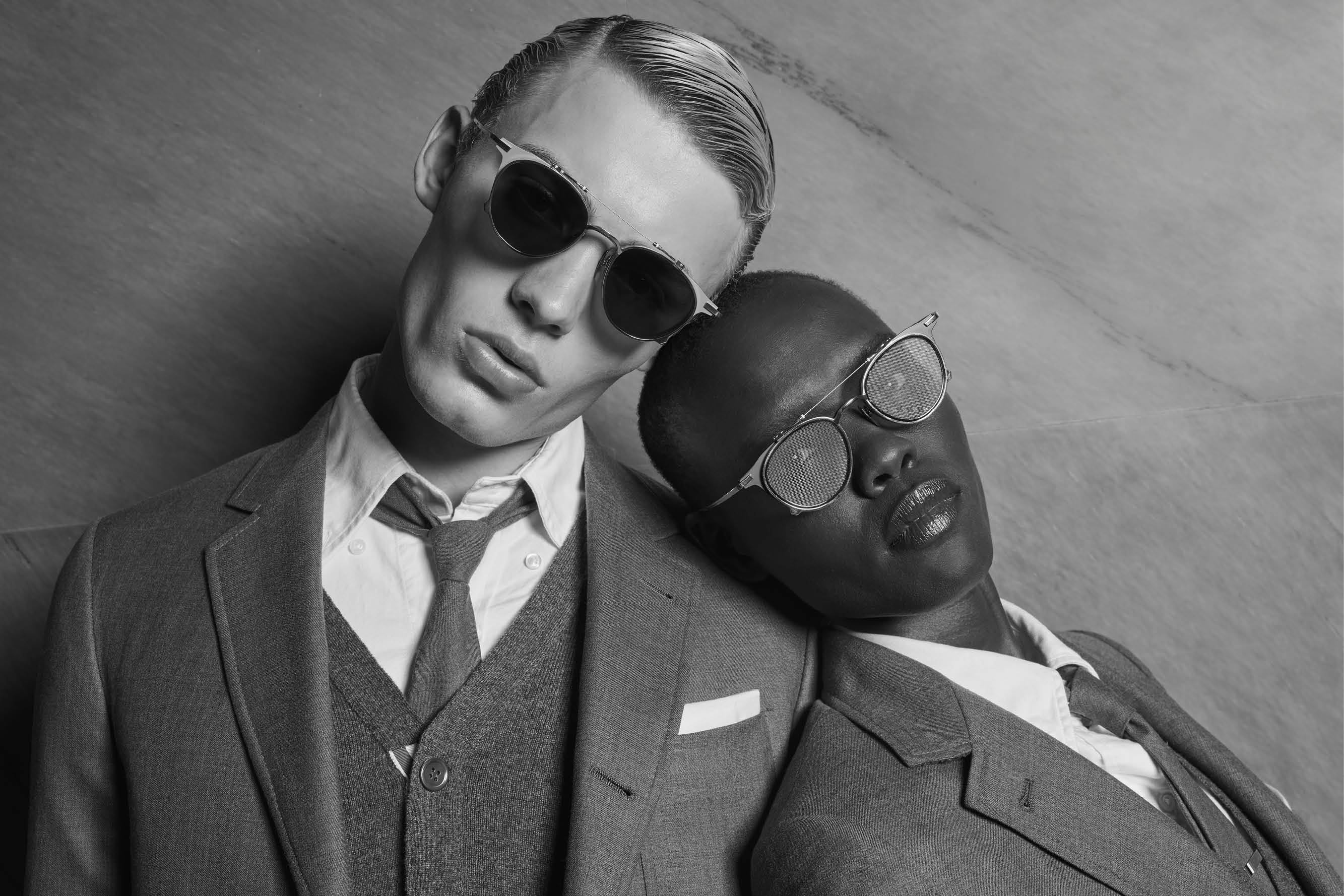 Thom Browne kampanja, dva modela u sivim odelima sa naočarima
