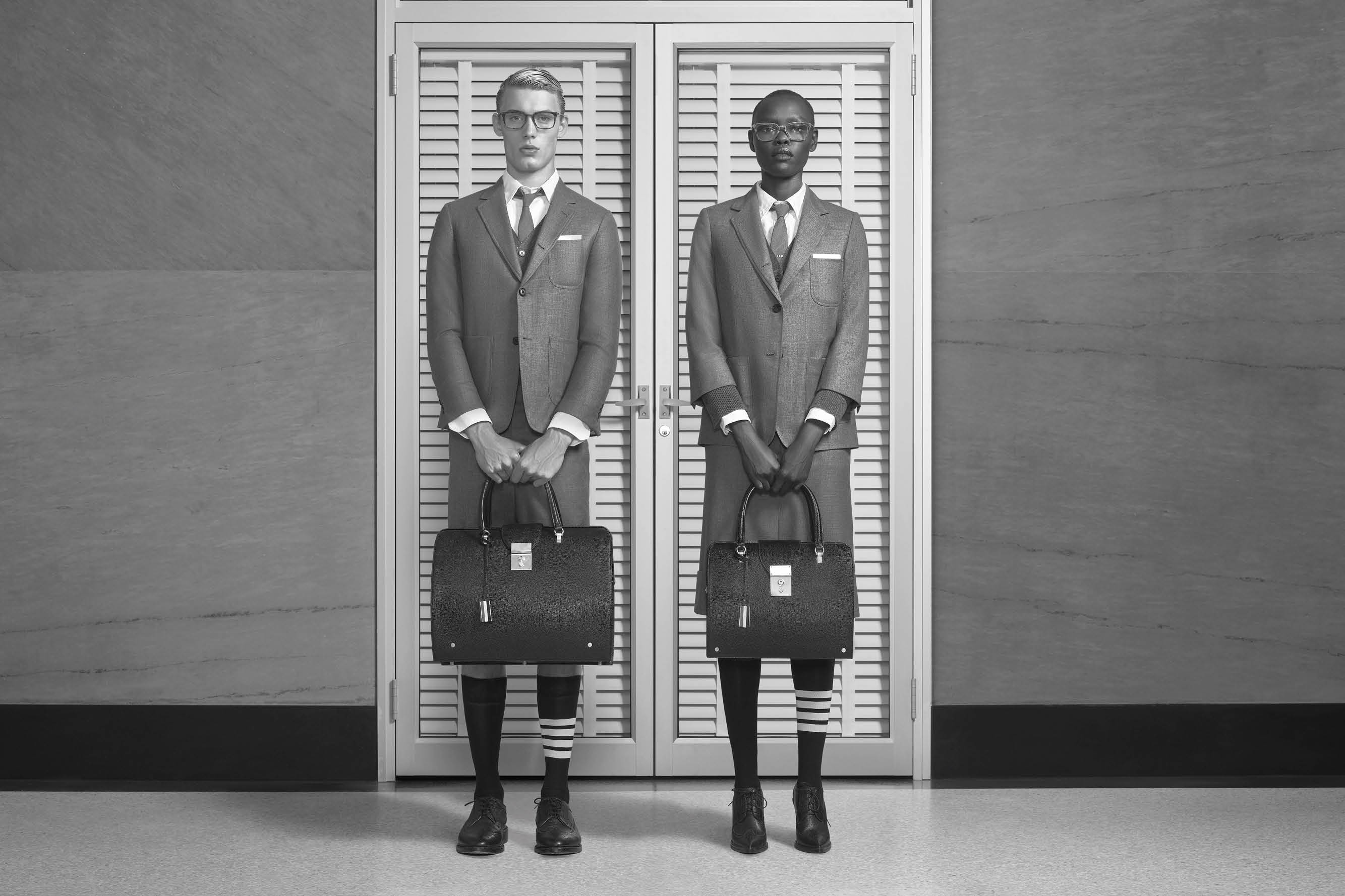 Thom Browne kampanjski kadar sa dva modela i dioptrijskim naočarima