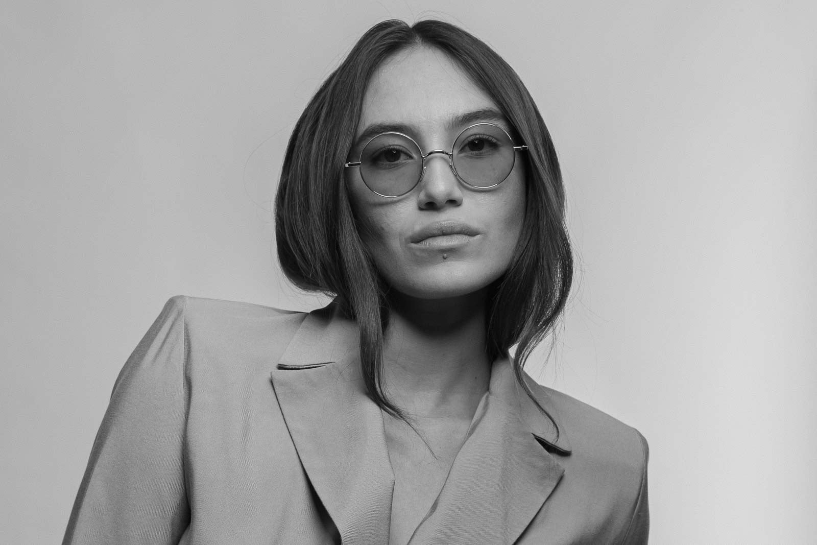 Model nosi Jacques Marie Mage Diana naočare