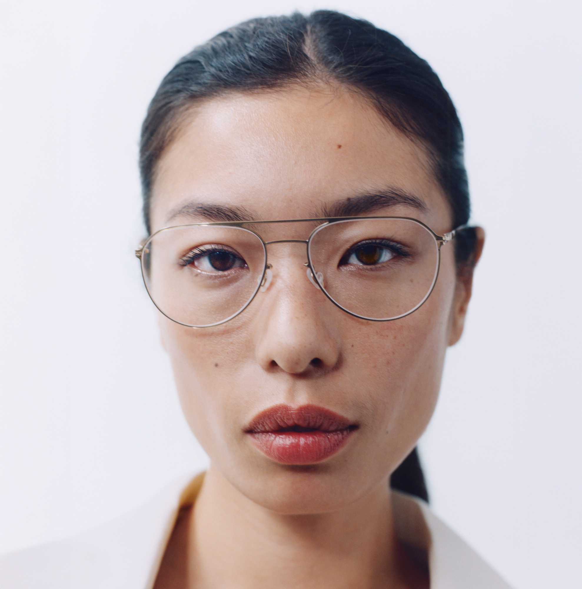 MYKITA kampanjski portret sa tankim metalnim dioptrijskim okvirom