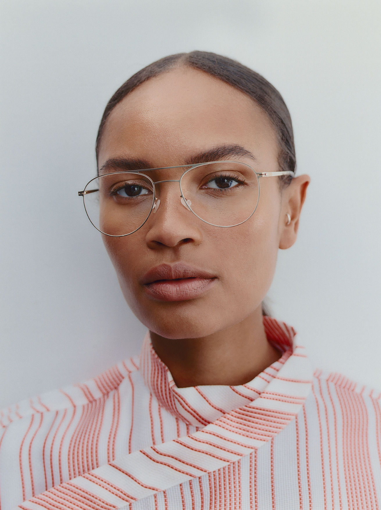 Model u tankom Mykita okviru od nerđajućeg čelika, kampanjska fotografija 2024