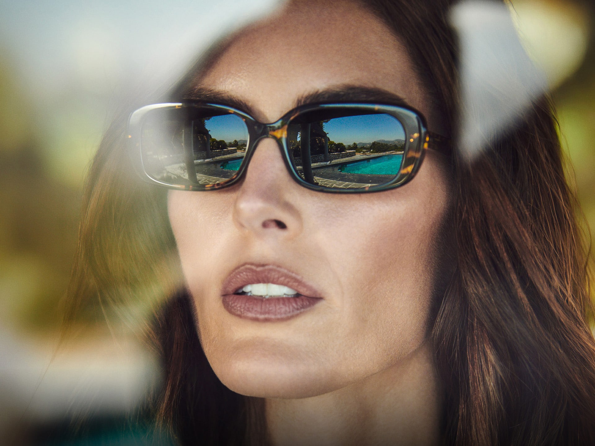 Krupni kadar žene u Oliver Peoples sunčanim naočarima sa svetlijim staklima
