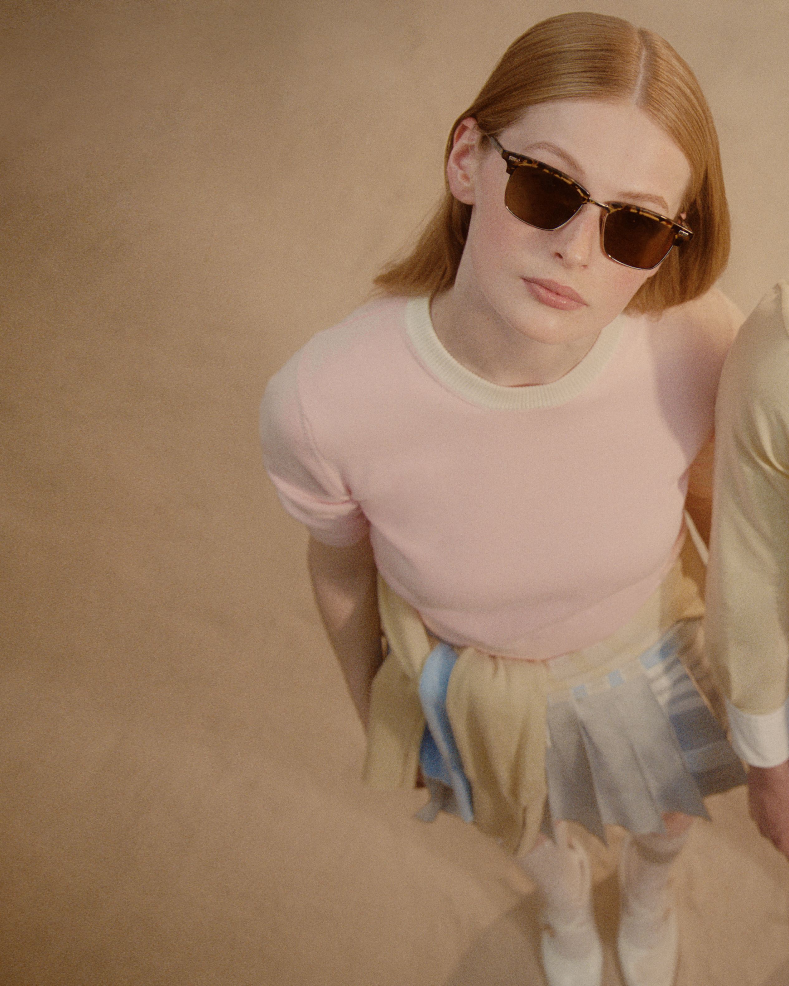 Model u kornjačevina Thom Browne naočarima browline oblika, kampanjska fotografija