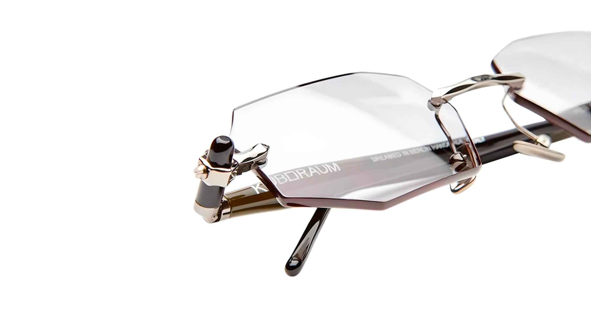 Kuboraum P63 Gunmetal, iz ugla